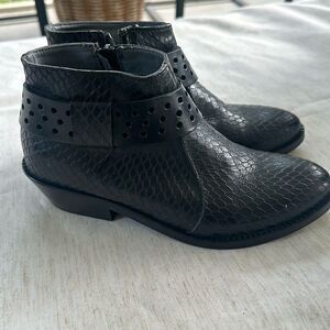 LiliMill Black Snakeskin Ankle Boot 37=7